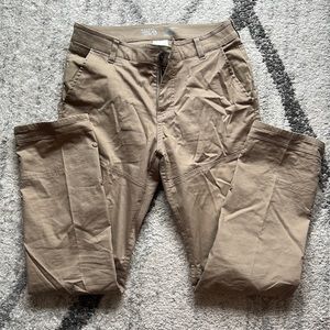 Mountain Hardwear men’s size 30 waist hiking pant in khaki.